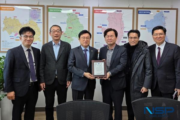 NSP통신-경상북도는 21일 국회를 방문해 2026년도 국비 확보에 힘을 보탠 정치권에 감사를 표하고 국비 확보 과정에서 결정적인 역할을 수행한 국회 예산결산특별위원회 소속 박형수 국회의원(국민의힘, 의성·청송·영덕·울진)에게 감사패를 전달했다. (사진 = 경상북도)