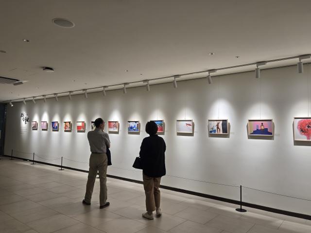 NSP통신-관람객들이 작은 미술관에서 작품을 관람하는 모습. (사진 = 수원문화재단)