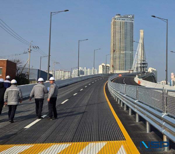 NSP통신-포항시는 효자~상원 간 도로건설 공사의 핵심 구간인 해오름대교의 임시 개통을 앞두고 시민 안전과 원활한 차량 흐름을 위한 교통시스템 점검을 실시했다. (사진 = 포항시)