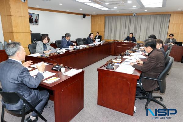 NSP통신-지난 20일 인사청문특별위원회 회의실에서 개최된 제3차 구미시의회 인사청문특별위원회에서 구미문화재단 대표이사 후보자에 대한 인사청문회를 실시해 적합 의견을 담은 인사청문 경과보고서를 채택했다. (사진 = 구미시의회)