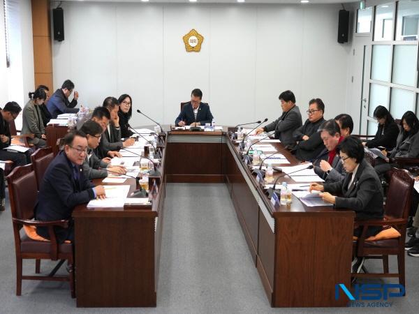 NSP통신-영천시의회는 지난 20일 의원 및 집행부 관계 부서장이 참석한 가운데 정례간담회를 개최했다. (사진 = 영천시의회)
