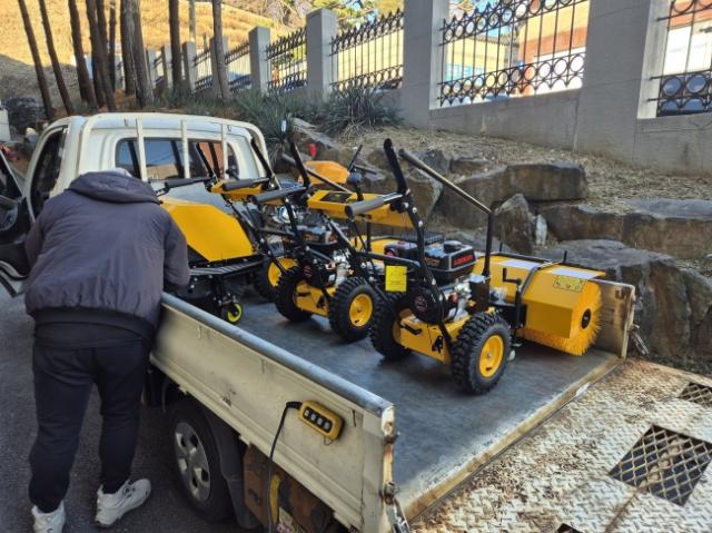 NSP통신-주행형제설기 모습. (사진 = 군포시)