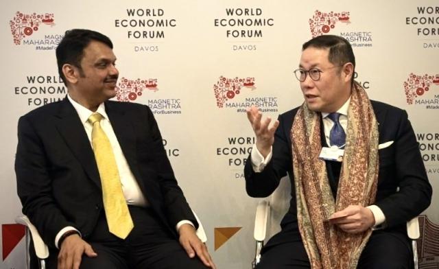 NSP통신-조현상 HS효성 부회장이 다보스 포럼에 참석해 데벤드라 파드나비스 인도 마하라슈트라 주총리를 만나 인도시장 투자 계획에 대해 논의했다. (조현상 HS효성 부회장(오른쪽), 데벤드라 파드나비스 인도 마하라슈트라 (사진 = HS효성 제공)
