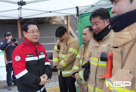 NSP통신-김영록 전라남도지사가 광양 옥곡면 산불현장지휘소 방문해 소방대원 등 관계자들 격려 (= 전라남도)