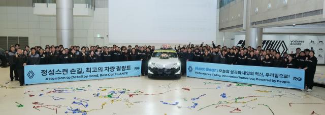 NSP통신-르노코리아 부산공장에서 개최한 르노 필랑트(FILANTE) 1호차 생산 기념 행사에서 임직원들이 기념 사진을 촬영하고 있다. (사진 = 르노코리아 자동차)