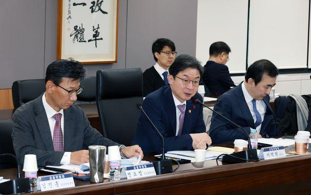 NSP통신-이억원 금융위원장이 지난해 12월 15일 오전 서울 종로구 정부서울청사에서 금융감독원, 금융연구원, 한국개발연구원(KDI) 및 거시경제·금융시장 전문가들과 함께 개최한 금융시장 상황 점검회의에서 2025년 국내외 경제·금융시장을 평가하고 향후 전망 및 리스크 요인에 대해 논의했다. (사진 = 금융위원회)