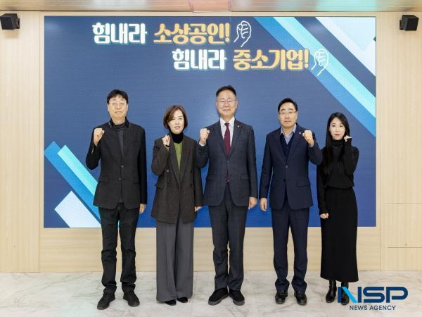NSP통신-칠곡군이 중소기업과 소상공인의 자금난 해소를 위해 경북도 군 단위 지자체 중 최대 규모인 1천60억 원의 금융 지원 패키지를 가동했다. 지난 21일 김재욱 칠곡군수를 비롯해 관계자들이 중소기업과 소상공인을 응원하는 의미로 파이팅을 외치는 모습 (사진 = 칠곡군)