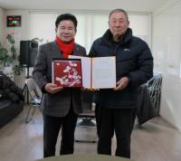 [NSP PHOTO]문병근 경기도의원, 수원 곡반정동 경로당서 감사패 받아