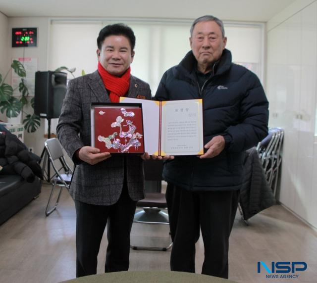 NSP통신-21일 수원시 권선구 곡반정동 경로당에서 문병근 경기도의원(왼쪽)이 감사패를 받고 기념촬영 하는 모습. (사진 = 김종식 기자)