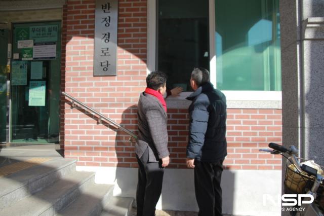 NSP통신-문병근 경기도의원이 곡반정동 경로당 회장과 방진망 설치 현장을 둘러보고 있다. (사진 = 김종식 기자)