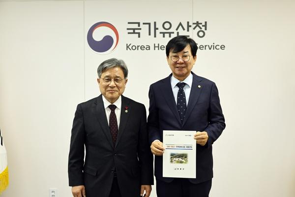 NSP통신-김성 장흥군수(사진 오른쪽)가 지난 21일 허민 국가유산청장을 만나 지역현안사업 지원을 건의했다. (사진 = 장흥군)