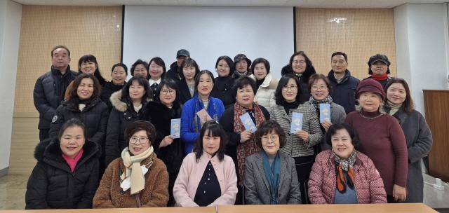 NSP통신-평택시 자원봉사나눔센터 2026년 정기회의 개최 기념촬영 모습. (사진 = 평택시)