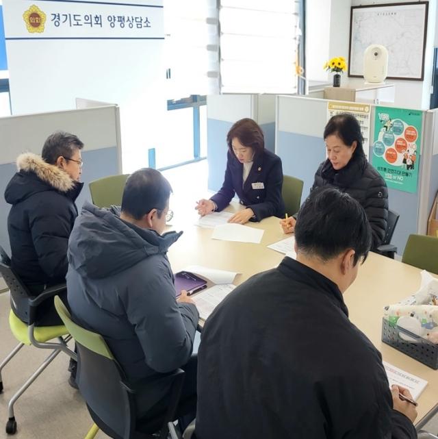 NSP통신-경기도의원 박명숙, 이혜원 의원이 22일 양평군청 기획 예산담당관 관계자로부터 경기 생활 쏙(SOC) 환원 사업 공모 추진 계획을 보고받고 있다. (사진 = 경기도의회)