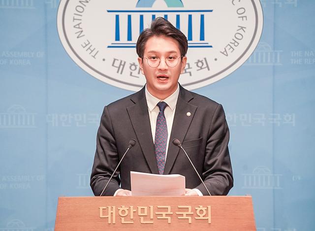 NSP통신-22일 전용기 국회의원이 국회 소통관에서 기자회견을 하고 있다. (사진 = 전용기의원실)