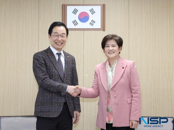 NSP통신-대구광역시교육감은 22일 대구달성교육지원청(2층 상황실)에서 경상북도교육감과 만나 교육통합 방향을 논의했다. (사진 = 대구시교육청)