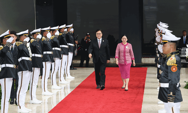 NSP통신-우원식 의장이 인도네시아 푸안 마하라니 하원의장과 함께 면담장으로 걸어가고 있다. (사진 = 국회의장 공보수석실)