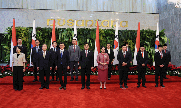 NSP통신-우원식 의장이 인도네시아 푸안 마하라니 하원의장과 기념촬영을 하고 있다. (전열 좌측부터) 서미화 의원, 한기호 의원, 윤순구 주인도네시아 대사, 우원식 국회의장, 푸안 마하라니 하원의장, 찰스 호노리스 제9위원회(보건 노동 인구분야) 부위원장, 돌피 제11위원회(재정 금융 은행 예산 분야) 부위원장, 길랑 디에라파라레즈 제3위원회 위원. (사진 = 국회의장 공보 수석실)
