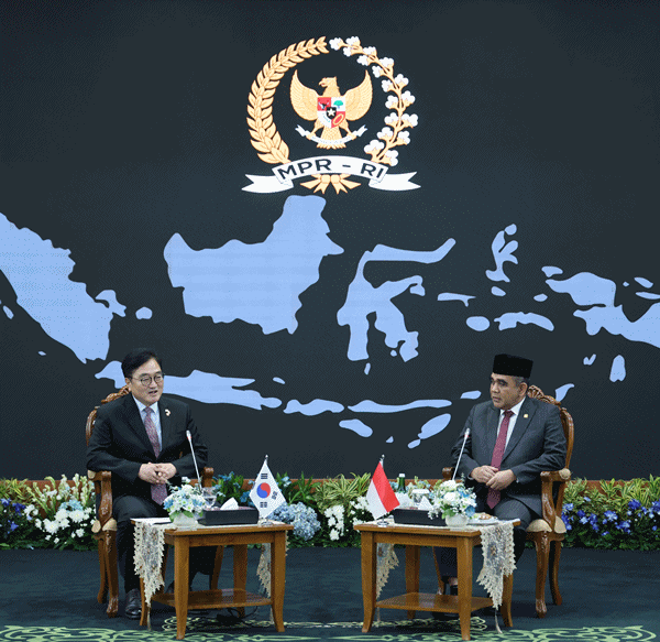 NSP통신-우원식 의장이 인도네시아 아흐마디 무자니 국민평의회 의장과 면담하고 있다. (사진 = 국회의장 공보수석실)