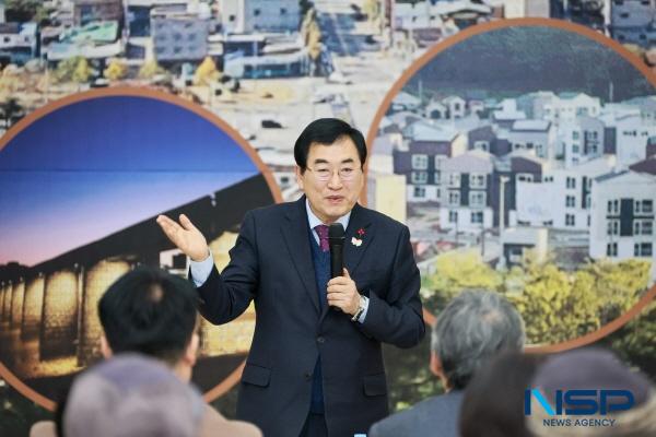 NSP통신-경주시는 지난 22일 지역 주민과의 직접 소통을 강화하기 위한 2026년 시민과 함께 만드는 현장소통마당을 이어가며 동천동과 보덕동을 방문해 현장 중심의 소통 행보를 이어갔다. (사진 = 경주시)