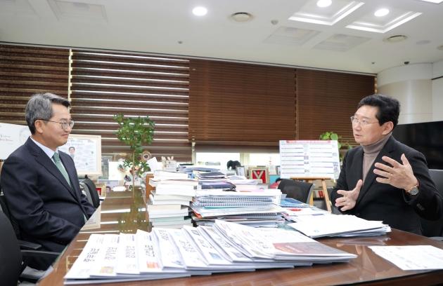 NSP통신-이상일 시장(오른쪽)이 김동연 지사와 대화하고 있다. (사진 = 용인특례시)