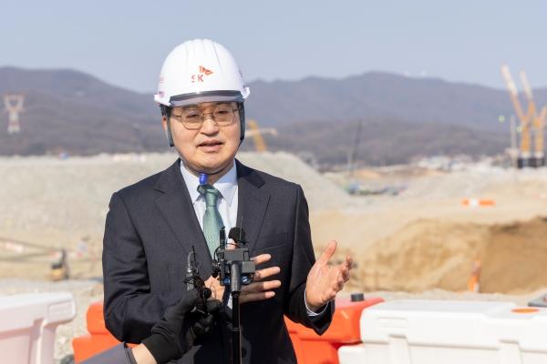 NSP통신-23일 용인 반도체 현장을 찾은 김동연 경기도지사가 헬맷을 착용하고 현장을 점검한 뒤 기자들과 만나 전력 지중화 추진 등의 소회를 밝히고 있다. (사진 = 경기도)