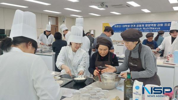 NSP통신-대구가톨릭대 식품영양학과는 지역혁신중심대학지원체계(RISE) 바이오헬스실무인재양성사업단의 지원을 받아 지난 22일 교내 조리실습실에서 어르신-대학생 연계 공동체 영양역량 강화 프로그램(Gyeongbuk NutriNexus)의 일환으로 건강 간식 만들기 실습 프로그램을 운영했다. (사진 = 대구가톨릭대학교)