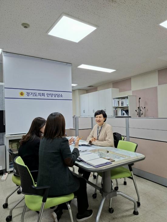 NSP통신-이채명 경기도의원이 23일 의회 안양상담소에서 안양시청 노인정책팀과 저소득층 노인 간병비 지원 사업의 현황과 개선 방향에 대해 논의하고 있다. (사진 = 경기도의회)