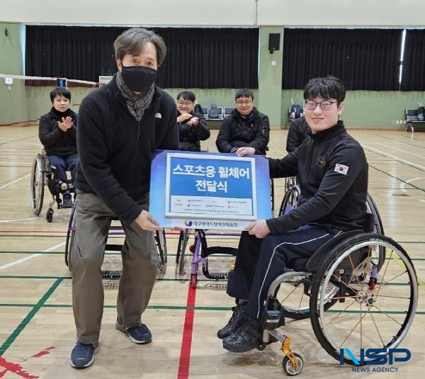 NSP통신-대구장애인체육회는 지난 22일 장애인국민체육센터에서 탁구 선수들에게 스포츠용 휠체어 전달식을 가졌다. (사진 = 대구시장애인체육회)