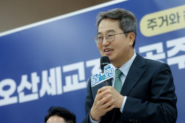 NSP통신-23일 오후 초평동 행정복지센터에서 열린 오산세교3 공공주택지구 주민소통 간담회에서 김동연 경기도지사가 인사말을 하고 있다. (사진 = 경기도)