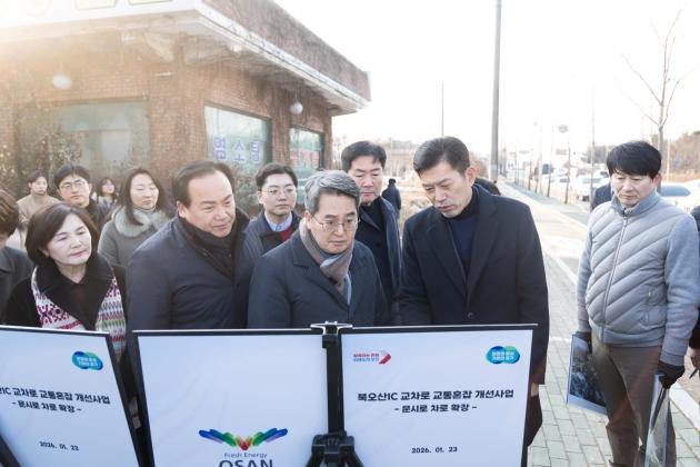 NSP통신-23일 오후 김동연 경기도지사와 이권재 오산시장이 북오산ic 진입로 확장 현장 확인을 하고 있다. (사진 = 경기도)