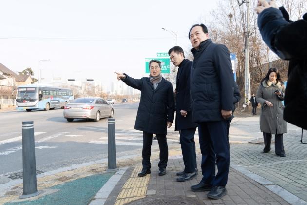 NSP통신-23일 오후 김동연 경기도지사와 이권재 오산시장이 북오산ic 진입로 확장 현장 확인을 하고 있다. (사진 = 경기도)