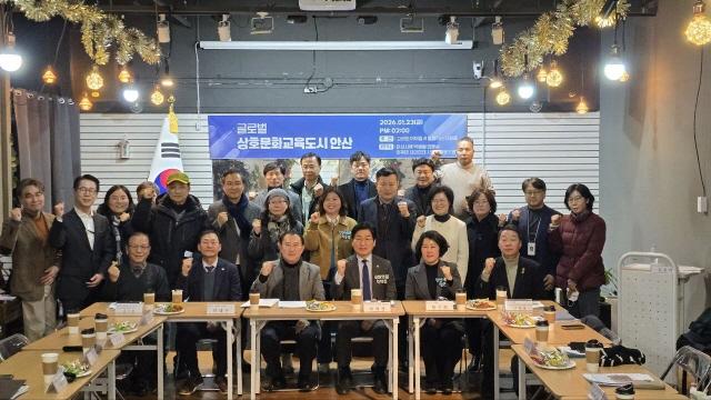 NSP통신-안산 이주민시민연대 사회적협동조합 카페에서 열린 글로벌 상호문화교육도시 안산 정책 간담회 기념촬영 모습. (사진 = 박해철 의원실)