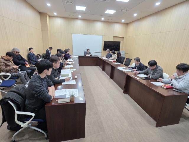 NSP통신-정경자 의원이 22일 경기도의회에서 경기도교육청, 한국장애인고용공단과 함께 장애인 고용 확대를 위한 첫 실무회의를 주재하고 있다. (사진 = 경기도의회)