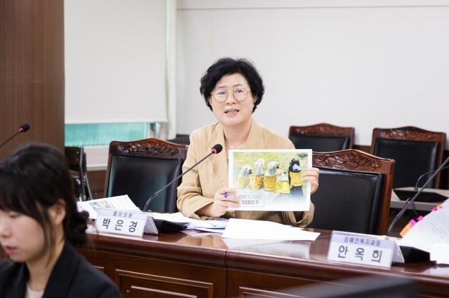 NSP통신-안산시의회가 23일 열린 제301회 임시회 제2차 본회의에서 안산시 장애인 보조견 출입보장 지원에 관한 조례안을 원안으로 의결했다. 사진은 박은경 안산시의원이 지난해 8월 있었던 제298회 임시회 문화복지위원회에서 안산시 장애인 보조견 출입보장 지원에 관한 조례안에 대해 설명하고 있는 모습. (사진 = 안산시의회)