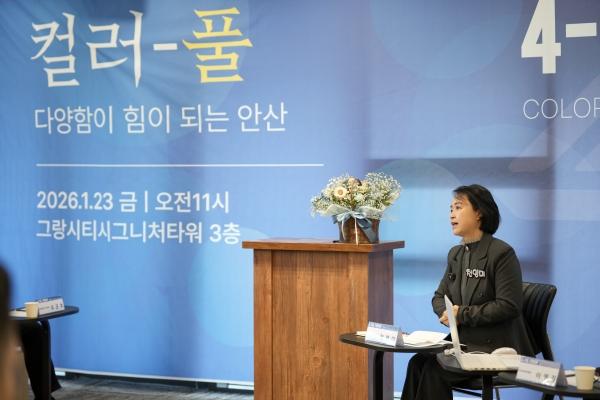 NSP통신-천영미 안산다음도시포럼 공동대표가 23일 안산 그랑시티시그니처타워 컨퍼런스홀에서 컬러풀(Colorful)안산 주제로 열린 포럼에서 간담회를 이어가고 있다. (사진 = 천영미)