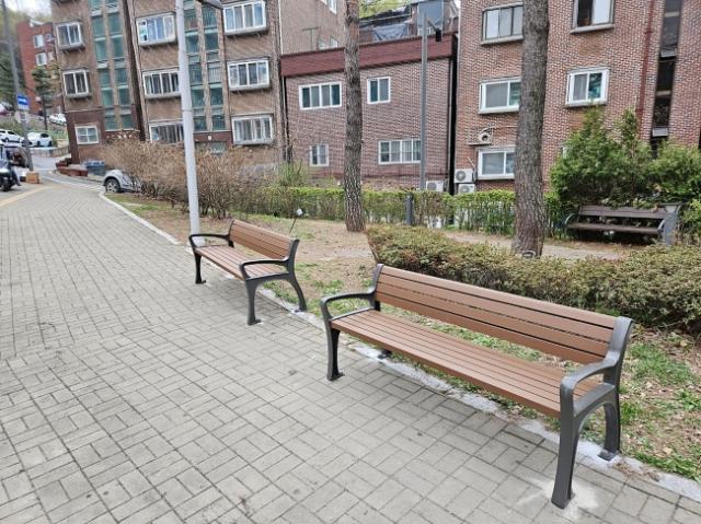 NSP통신-중원구 은행동 경사로 주변에 설치된 휴식용 벤치 모습. (사진 = 성남시)