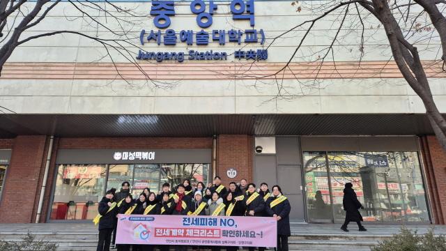 NSP통신-23일 중앙역에서 안산시 공직자와 공인중개사들이 전세 피해 예방의 날 캠페인 전개 후 기념촬영을 하고 있다. (사진 = 안산시)