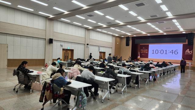 NSP통신-24일 안산시청 대회의실에서 치러진 고려대학교 의과대학 부속 안산병원 영재교육센터 입학생 선발 필기시험 모습. (사진 = 안산시)