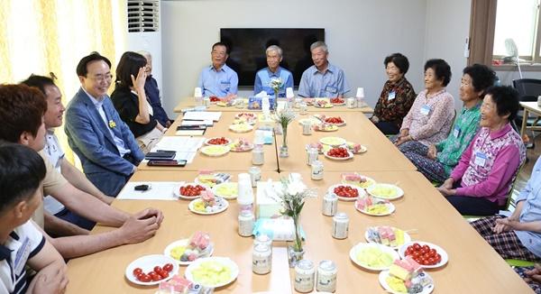 NSP통신-나주시가 지난해 9월 가진 관내 20개 경로당 연결 스마트 경로당 개통식. (사진 = 나주시)