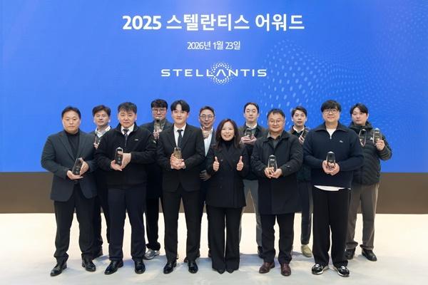 NSP통신-스텔란티스코리아 방실 대표(우측에서 6번째), 애프터세일즈 총괄 강승원 상무(좌측에서 6번째)와 AS 부문 전체 수상자 (사진 = 스텔란티스 코리아)