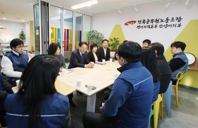 NSP통신-최대호 안양시장이 신년을 맞아 2026년 1월 2일 전공노 경기지역본부 안양시지부를 방문해 공무원노조와 차담을 나누고 있는 모습. (사진 = 안양시)