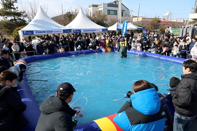 NSP통신-해제면 양간다리 수산시장 일원에서 열린 2026 무안겨울숭어축제에서 방문객들이 숭어 잡기 체험 프로그램을 즐기고 있다. (사진 = 무안군)