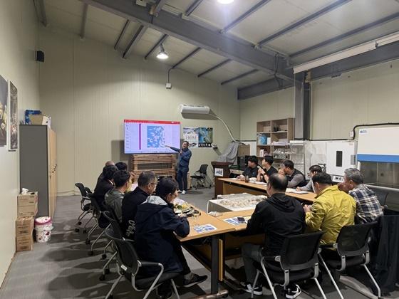 NSP통신-신안군과 수출 관계자들이 1004굴 홍콩 수출 확대를 위한 업무협의를 진행하고 있다. (사진 = 신안군)