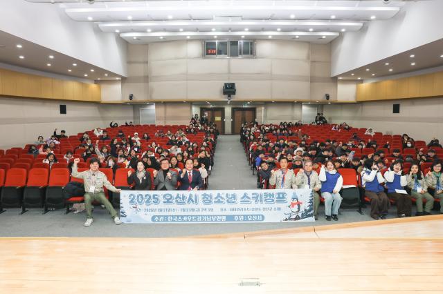 NSP통신-21일 이권재 오산시장(앞 줄 왼쪽 네번째)과 참석자들이 기념촬영을 하는 모습. (사진 = 오산시)