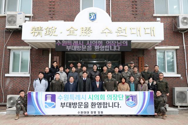 NSP통신-26일 수원시의회 이재식 의원과 관계자들이 기념촬영을 하고 있다. (사진 = 수원시의회)