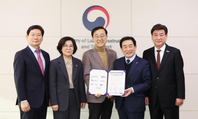 NSP통신-김보라 시장(왼쪽 두번째)과 인근 지자체장들이 26일 정부세종청사 국토교통부를 방문해 중부권 광역급행철도(JTX) 조기 추진을 위한 공동건의문을 김윤덕 장관에게 전달하고 있다. (사진 = 안성시)