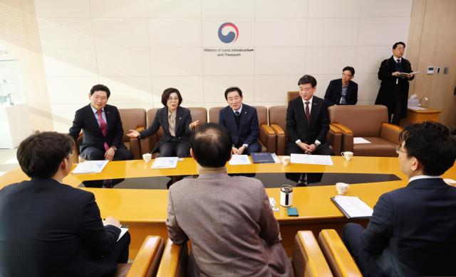 NSP통신-김보라 시장과 인근 지자체장들이 김윤덕 국토교통부 장관과 면담을 하고 있다. (사진 = 안성시)