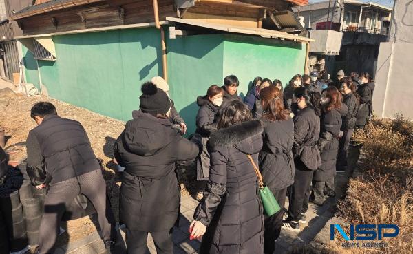 NSP통신-영진사이버대학교 사회복지계열은 지난 24일 이 대학교 사회봉사단과 함께 대구 지역에서 동절기 취약계층을 돕기 위한 사랑의 연탄나눔 성금 전달과 연탄배달 봉사활동을 펼치며 따뜻한 이웃사랑을 실천했다. (사진 = 영진사이버대학교)