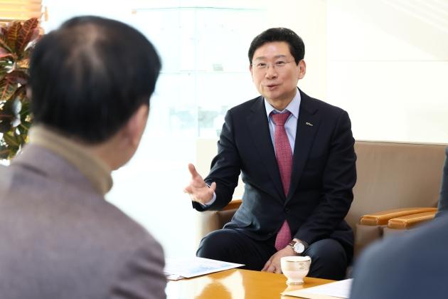 NSP통신-이상일 용인특례시장이 김윤덕 국토교통부장관에게 반도체 국가산업단지 추진을 포함해 7개의 지역 현안을 건의하고 다. (사진 = 용인특례시)