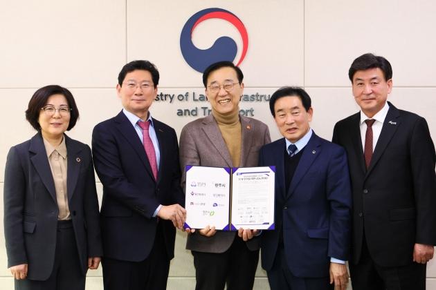 NSP통신-이상일 용인특례시장이 26일 정부세종청사에서 김윤덕 국토교통부 장관에게 중부권광역급행철도(JTX)의 신속한 추진을 촉구하는 공동건의문을 전달했다. 왼쪽부터 김보라 안성시장, 이상일 용인특례시장, 김윤덕 국토교통부장관, 송기섭 진천군수, 방세환 광주시장. (사진 = 용인특례시)